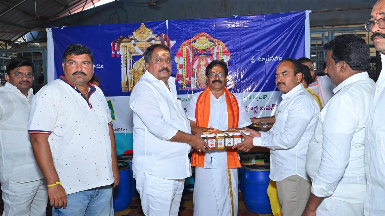 Srisailam | శ్రీశైల దేవస్థానానికి పచ్చళ్లు విరాళం