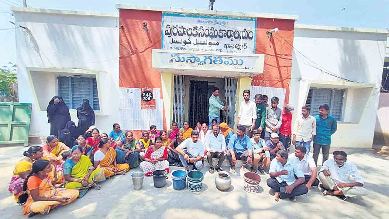 మంచినీటి కోసం ఖాళీ బిందెలతో నిరసన