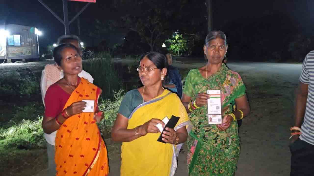 Jagtial | రాత్రివేళ.. ఓవర్‌లోడ్‌ అయిందని మహిళలను బస్సు నుంచి దింపేసిన కండక్టర్‌