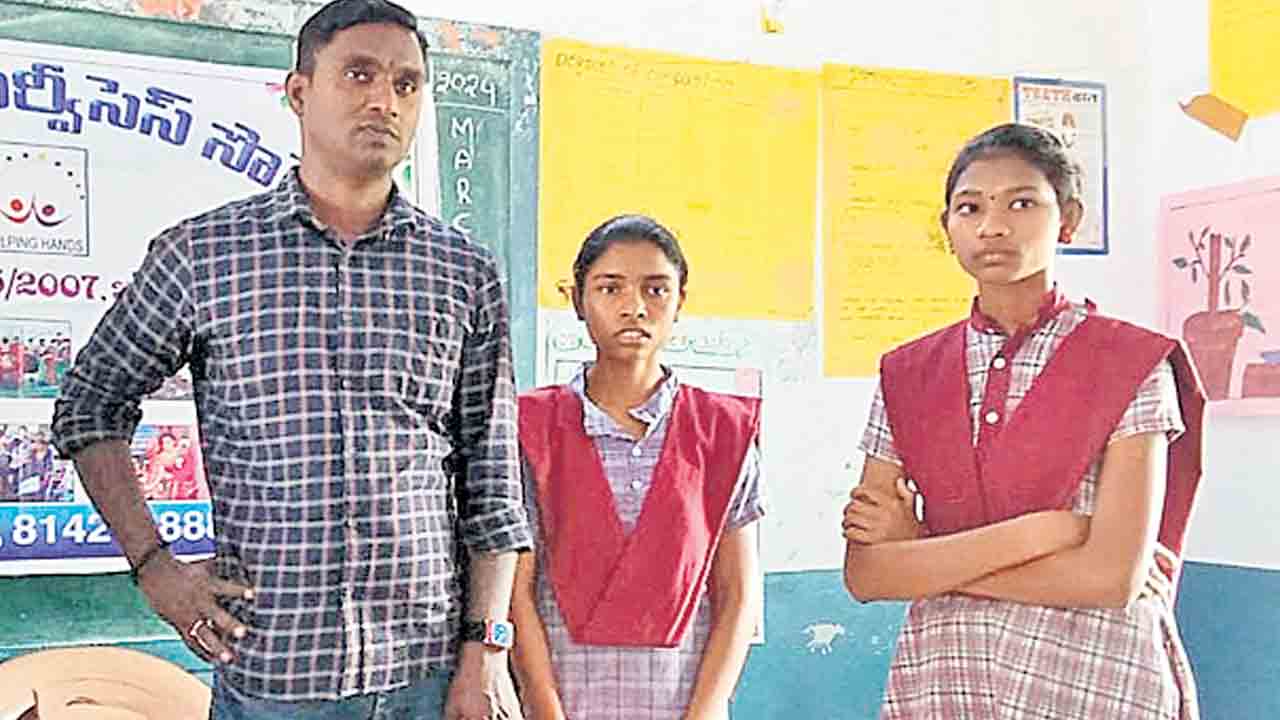 పేద విద్యార్థినులకు ఎస్సై భరోసా