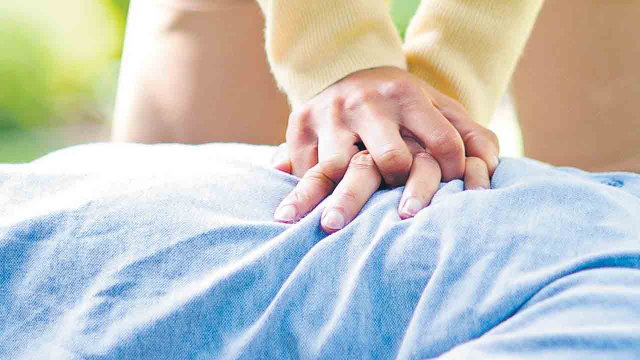 CPR | సీపీఆర్‌ చేసి.. అపస్మారకస్థితిలో ఉన్న వ్యక్తికి ఊపిరిపోసిన పోలీసులు