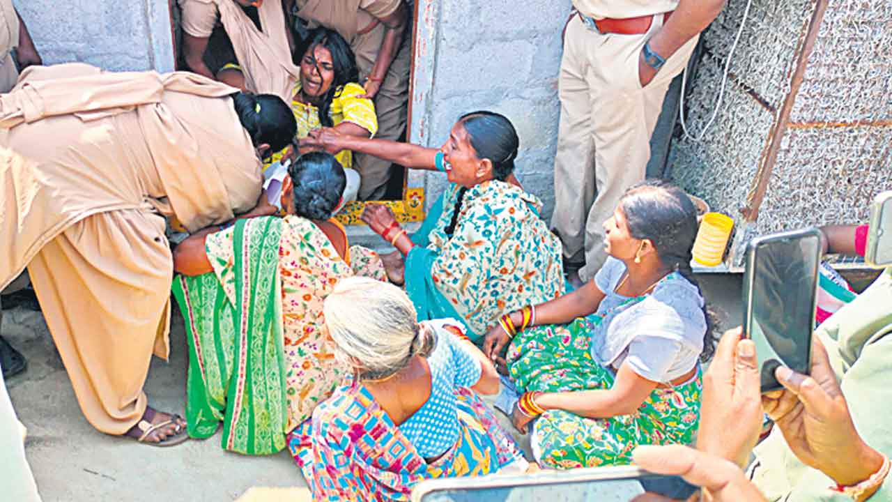 ఇంటి కూల్చివేత ఘటనలో ఉద్రిక్తత