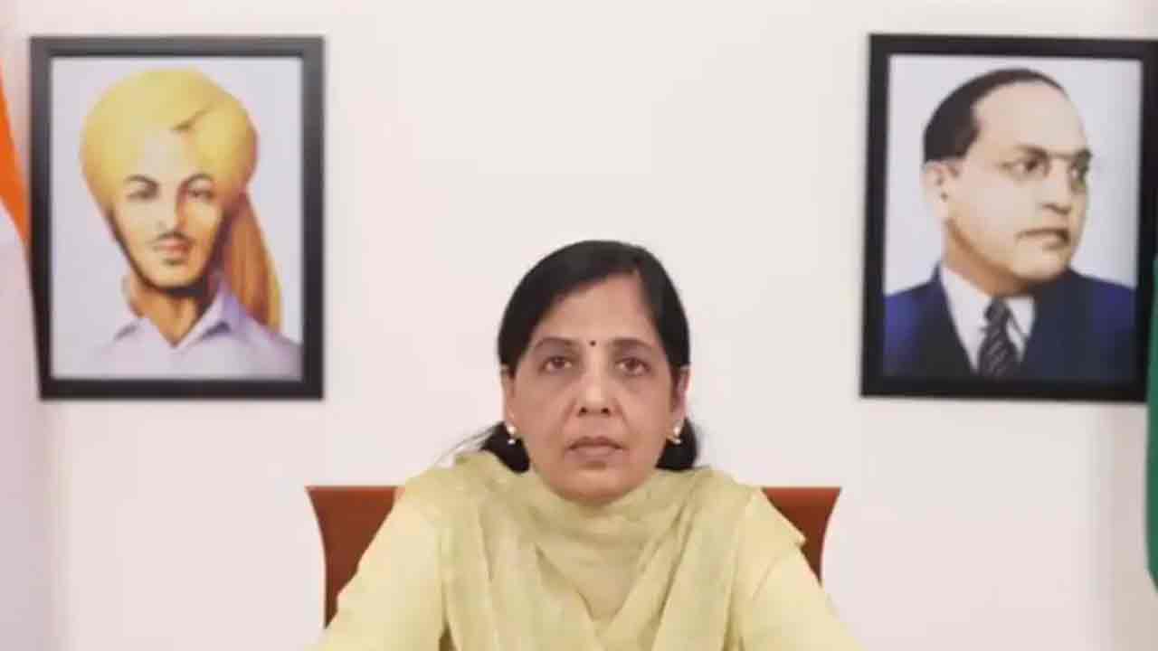 Sunita Kejriwal: కోర్టులోనే ఆ డ‌బ్బు గురించి కేజ్రీ చెబుతారు: సునితా కేజ్రీవాల్