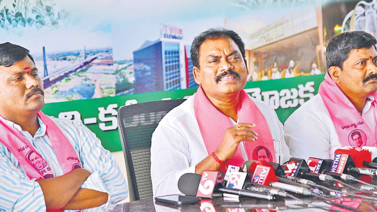 కడియం, కేకే తెలంగాణ ద్రోహులు