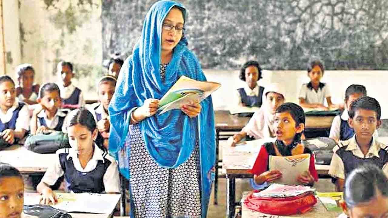 ఎవరి పతనం తర్వాత కాకతీయులు సర్వ స్వతంత్రులయ్యారు?