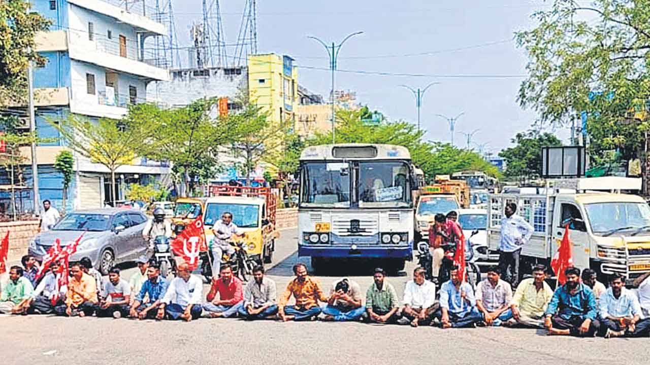 సిరిసిల్లలో రోడ్డెక్కిన నేతన్నలు