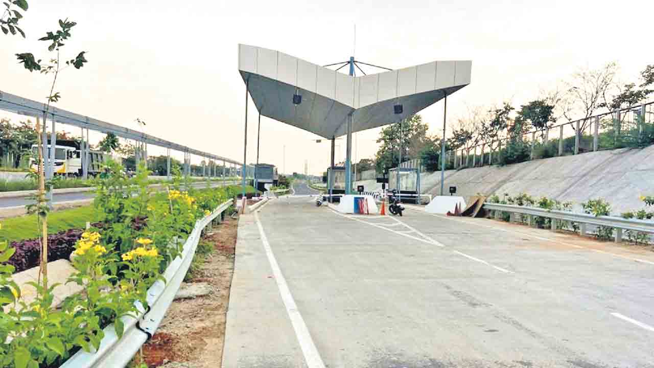 ‘టోల్‌’ వద్ద మరమ్మతులు