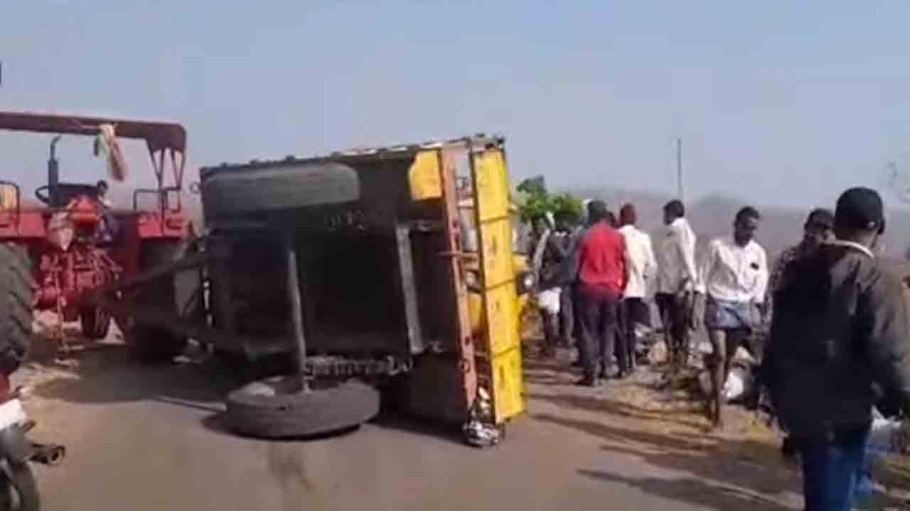 Road Accident | ఆదిలాబాద్ జిల్లాలో ట్రాక్ట‌ర్ బోల్తా : 12 మందికి గాయాలు