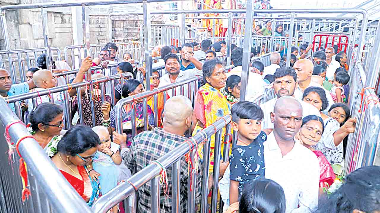 రాజన్న ఆలయంలో భక్తుల రద్దీ