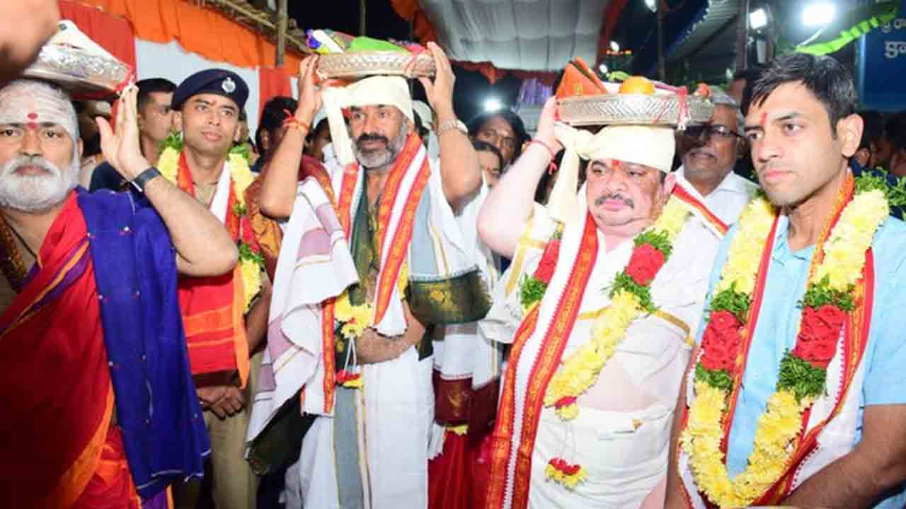 Vemulawada | వేములవాడలో పట్టువస్త్రాల సాంప్రదాయానికి తూట్లు పొడిచిన‌ హస్తం నేతలు