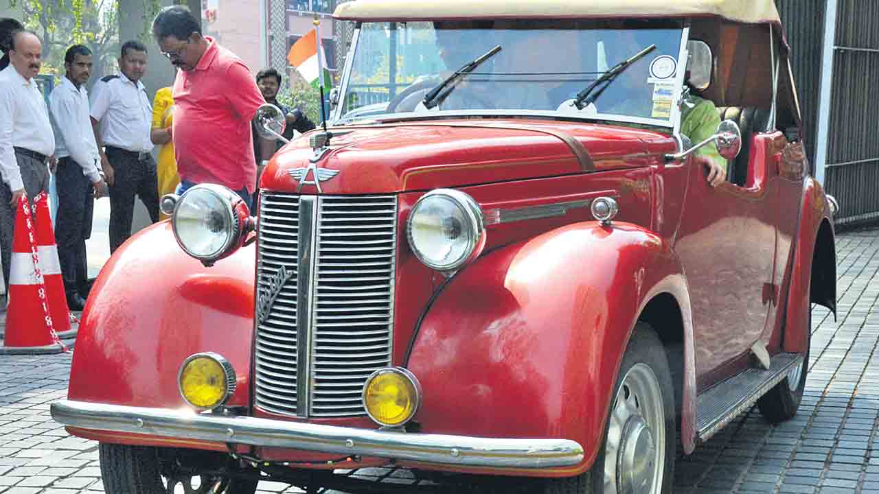 Vintage Cars | పాత కారు రాజసమే వేరు.. కనువిందు చేసిన వింటేజ్ కార్లు