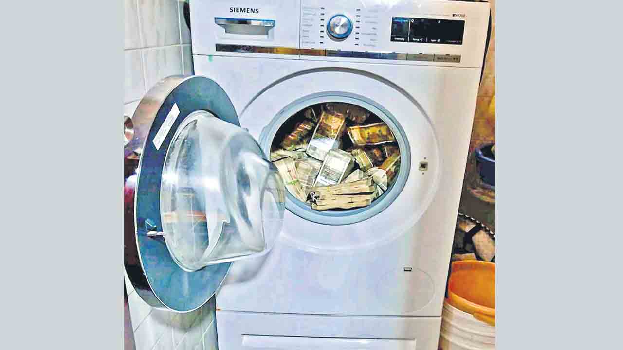 వాషింగ్‌ మెషీన్‌లో నోట్ల కట్టలు