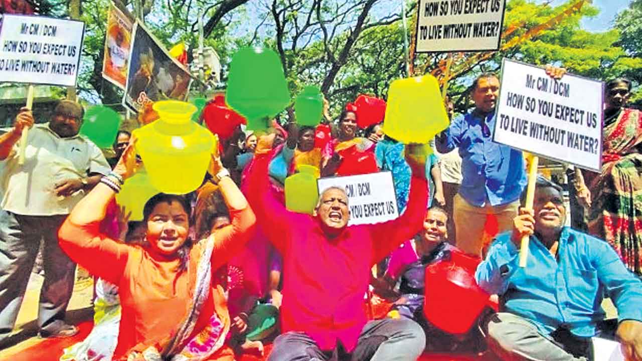 Bengaluru | బెంగళూరులో నీరు వృథా చేస్తే రూ.5 వేలు ఫైన్‌.. తాగు నీటి కోసం ప్రజల ఇబ్బందులు