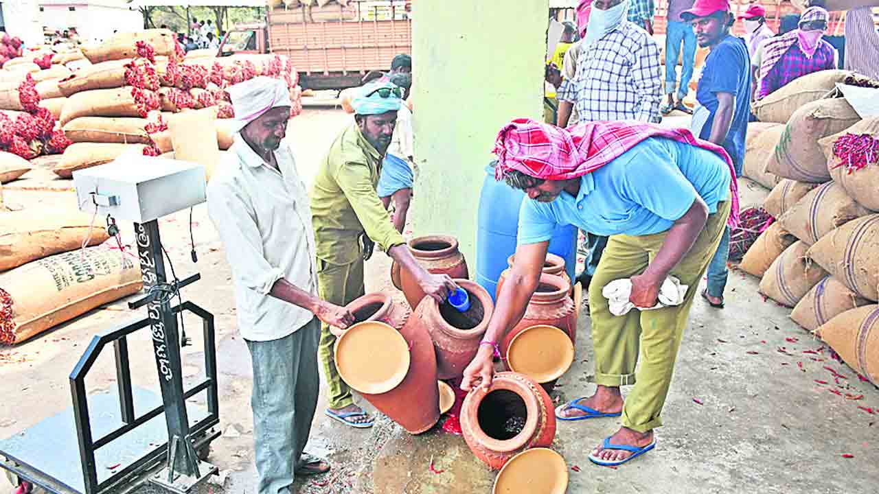 ఎండుతున్న గొంతులు
