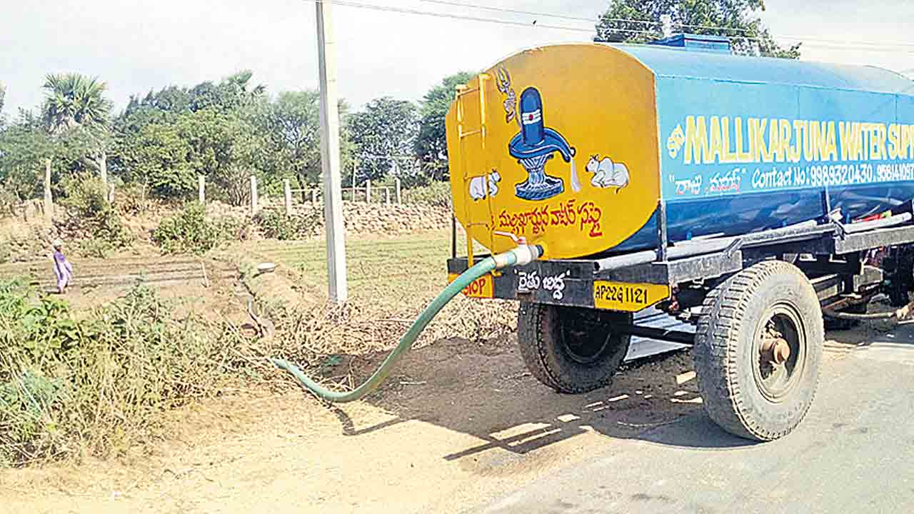 ట్యాంకర్ల ద్వారా పంటపొలాలకు నీరు..