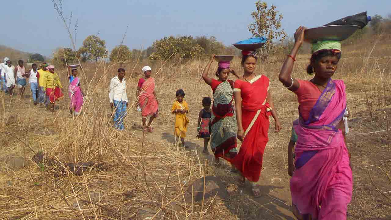 Asifabad | ‘పాటగూడ’ పానీపాట్లు.. తాగునీటి కోసం ఊరంతా కలిసి కొత్త బావి తవ్వకం