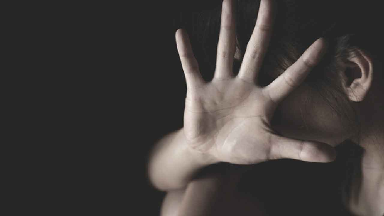 Indore | ఇండోర్‌లో దారుణం.. మహిళను వివస్త్రను చేసి నడిరోడ్డుపై ఊరేగించారు