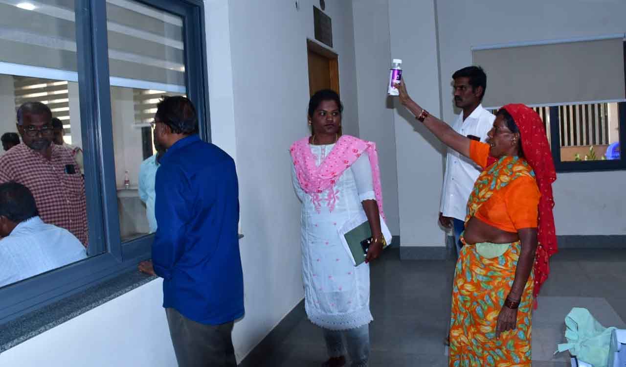 Jogulamba Gadwala | భూ సమస్య పరిష్కరించాలని.. పురుగుల మందు డబ్బాతో మహిళ హల్‌చల్‌