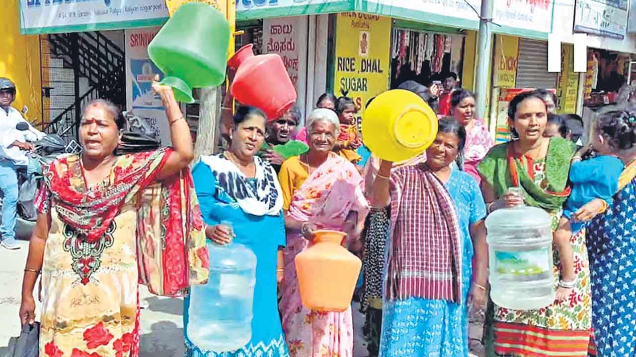 Karnataka | కర్ణాటకలో నీటి కొరత మరింత తీవ్రం.. నీళ్లు లేక స్కూళ్లు మూత!