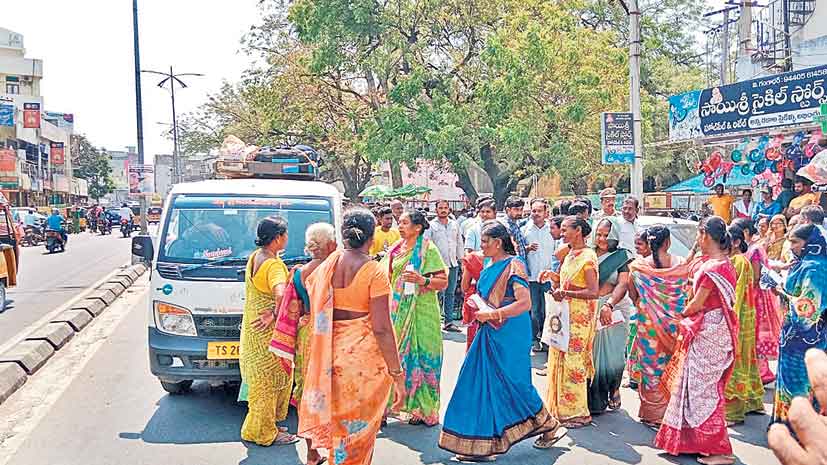 Jagtial | కల్యాణలక్ష్మి పథకం కింద తులం బంగారం ఎప్పుడిస్తరు?.. కాంగ్రెస్‌ నేతలను నిలదీసిన జగిత్యాల మహిళలు