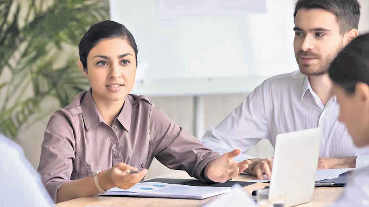 Female Employees | ఆమెను ఆపేదెవరు?.. ఆ విషయంలో వివక్ష అపోహేనా!