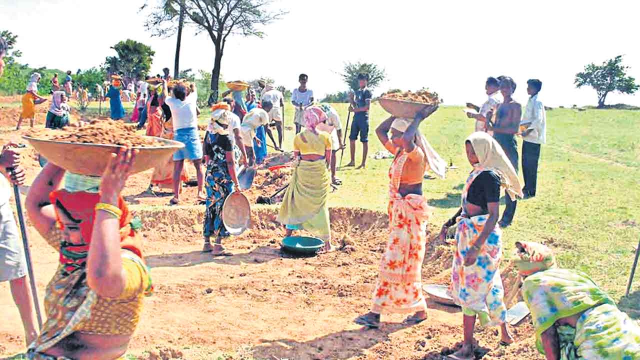 NREGA | ‘ఉపాధి’ వేతనాల్లో అన్యాయం.. కేంద్రం సవరించినా దక్షిణాదిన తెలుగు రాష్ర్టాల్లోనే తక్కువ