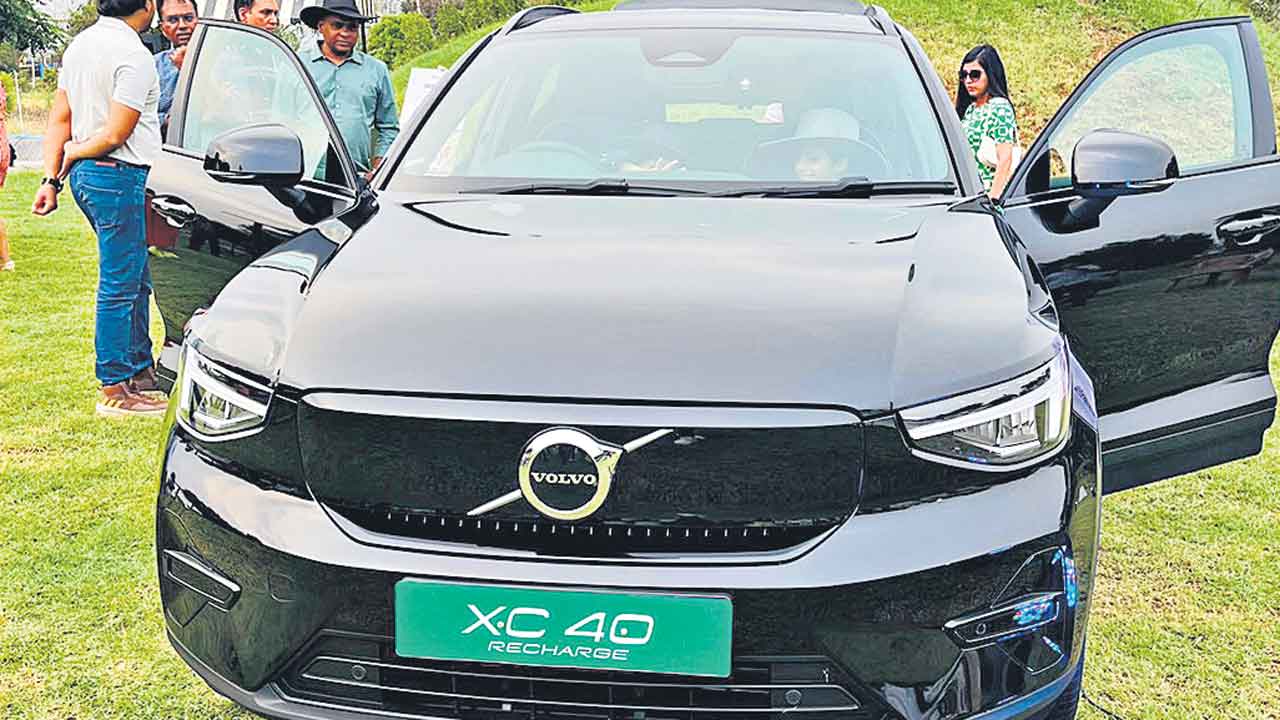Volvo XC40 | మార్కెట్లోకి వోల్వో ఎక్స్‌సీ40 ఈవీ కారు.. ఇవీ డిటైల్స్..!