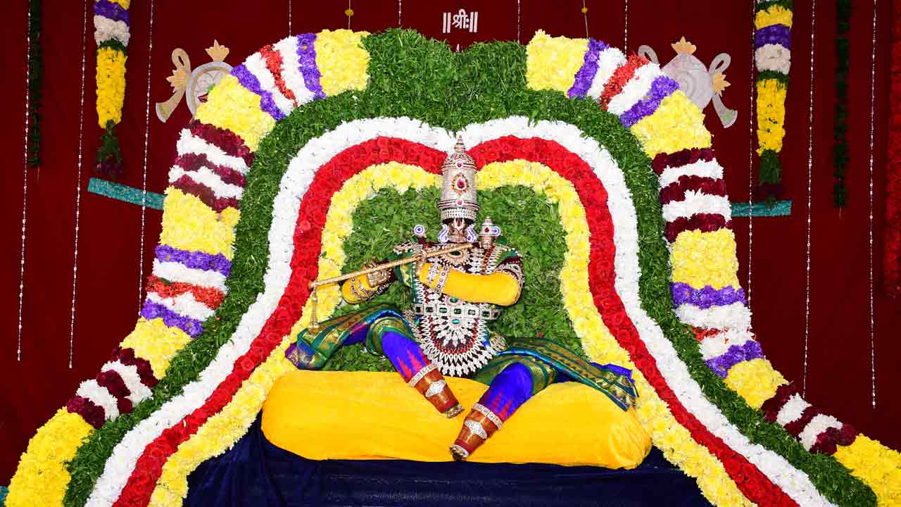 Yadagirigutta | మురళి కృష్ణుడిగా యాదగిరిగుట్ట లక్ష్మీనరసింహుడు