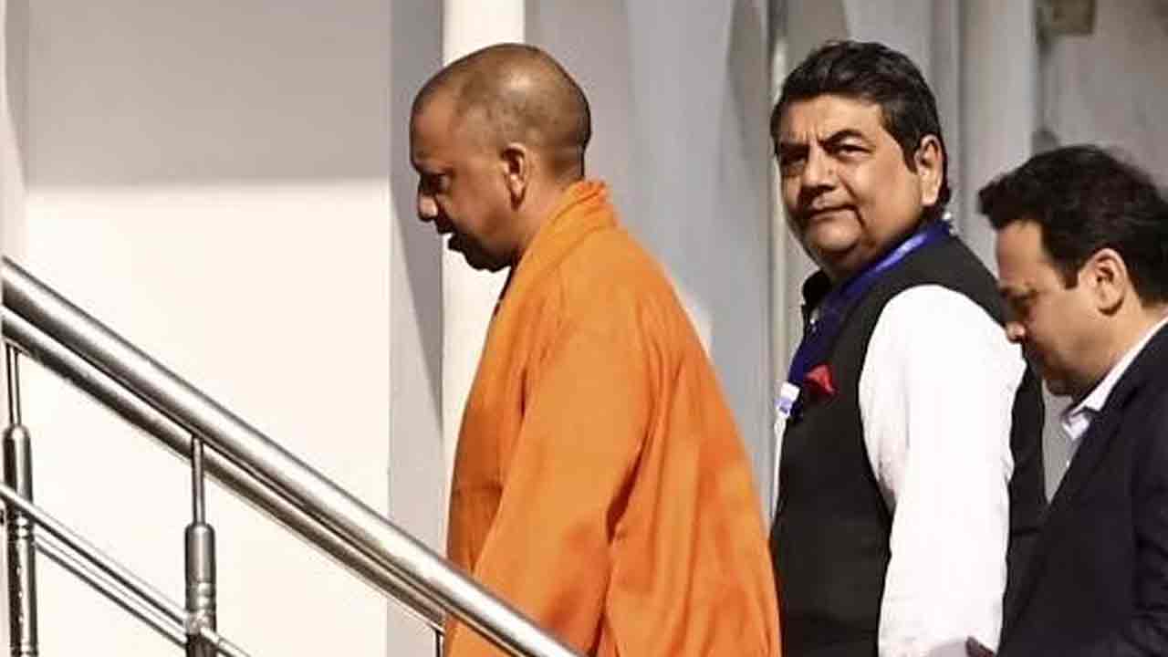 UP Police Exam: కానిస్టేబుల్ ప‌రీక్ష పేప‌ర్ లీకేజీ కేసులో రిక్రూట్మెంట్ బోర్డు చైర్మ‌న్ తొల‌గింపు