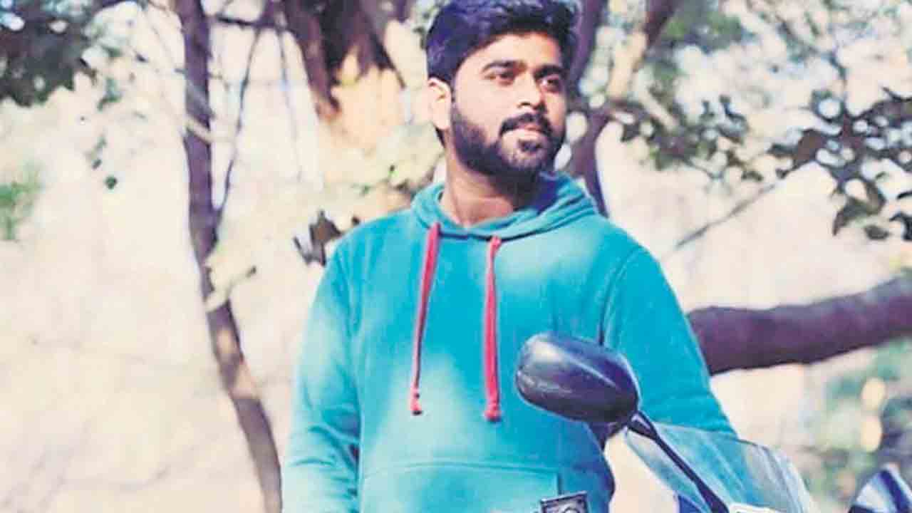 బైక్‌ అదుపుతప్పి.. యువకుడి మృతి