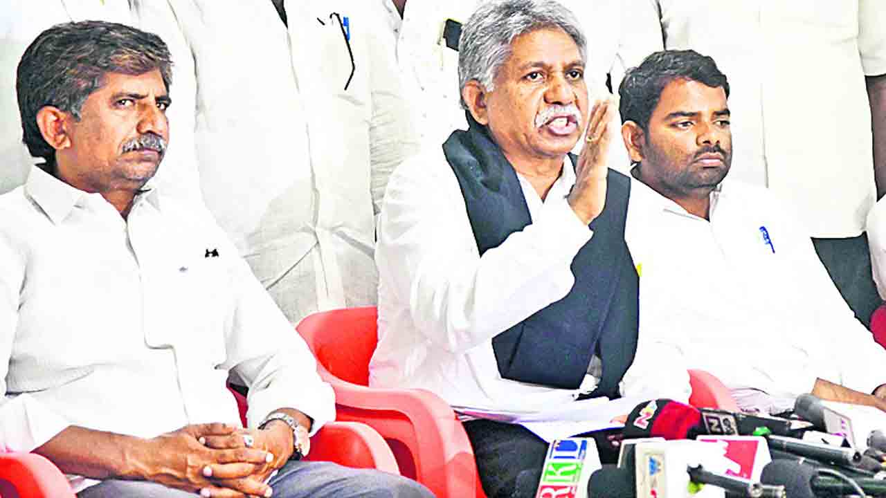 కడియం ప్రాణాలు కాపాడటానికి మా ప్రాణాలు అడ్డుపెట్టాం.. మంద కృష్ణ సంచలన వ్యాఖ్యలు