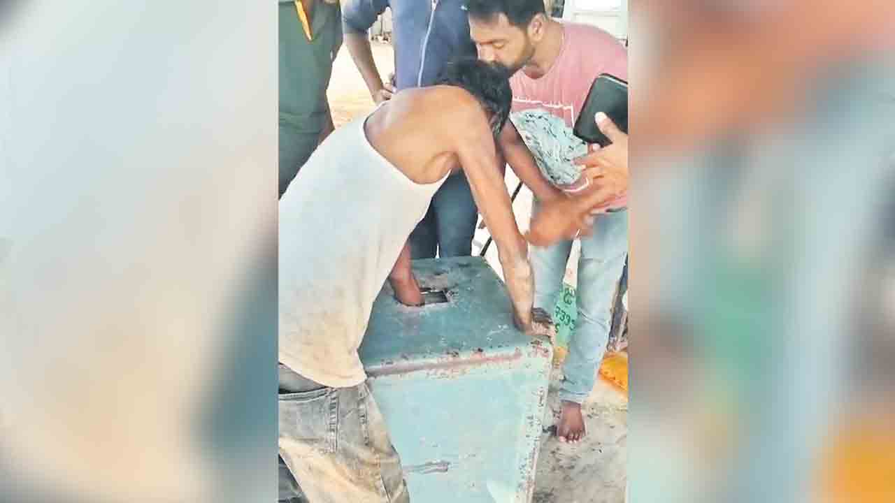 ఆలయంలో చోరీకి యత్నం.. హుండీలో ఇరుక్కుపోయిన నిందితుడి చెయ్యి