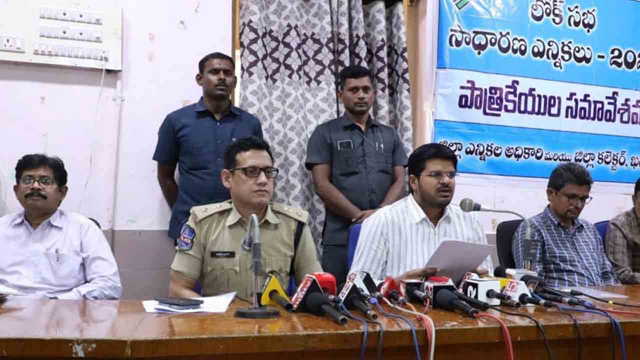 సహాయకేంద్రంలో నామినేషన్ల ఫారాలు