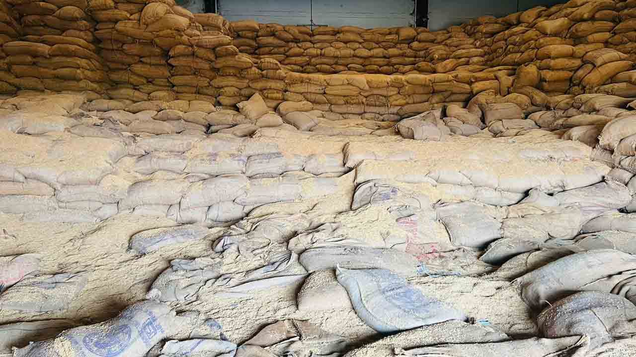 15వేల వడ్ల బస్తాలు చోరీ