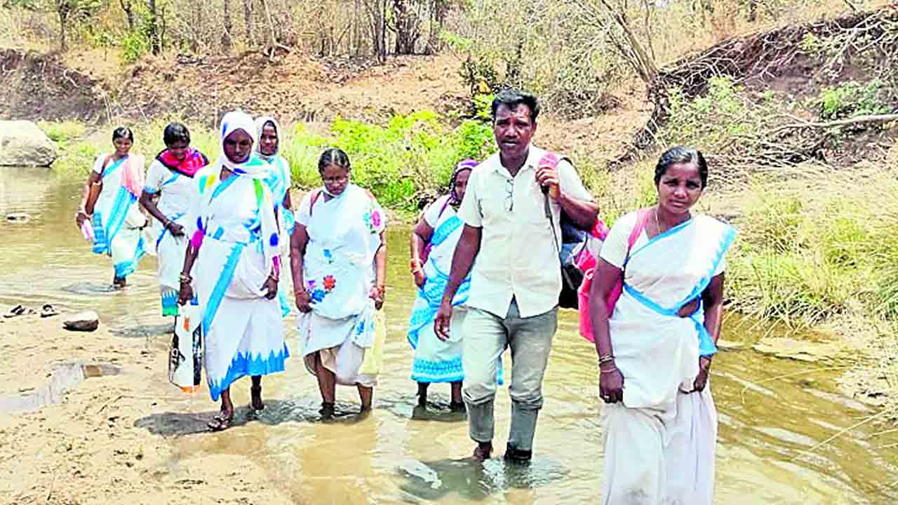 మండుటెండలో కాలినడకన