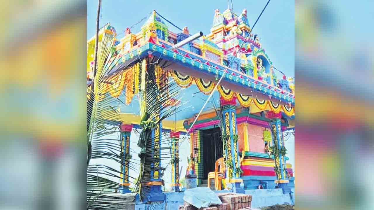 దేవుడే దిక్కు.. ధూప దీపాలు లేక ఆలయాలు వెలవెల