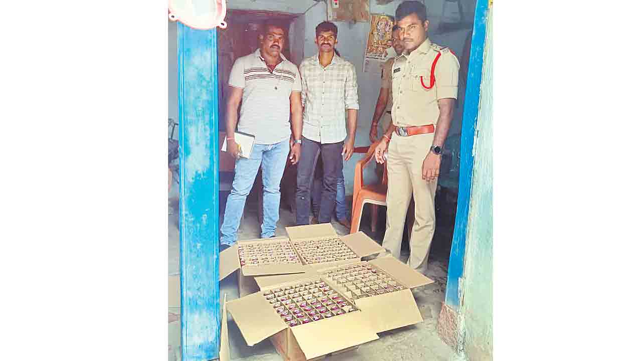 చోటా లీడర్ల చేతిలో మద్యం