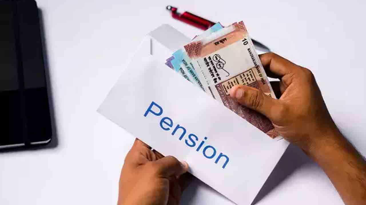 పాత పెన్షన్‌ను మ్యానిఫెస్టోలో చేర్చాలి