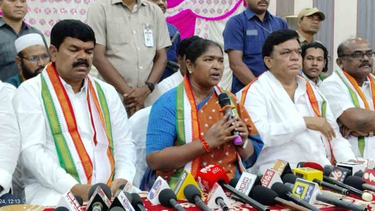 రాజ్యాంగాన్ని మార్చేందుకు బీజేపీ కుట్రలు