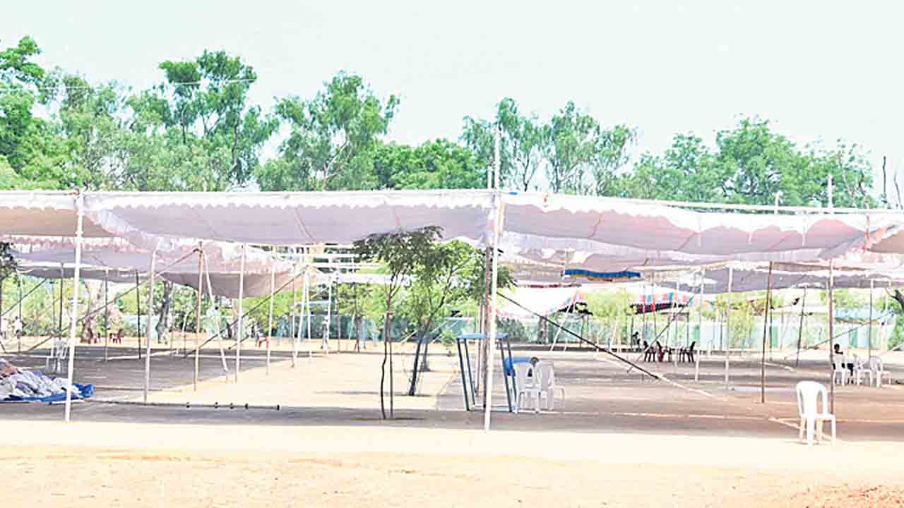 దర్శనమిచ్చిన నెలవంక