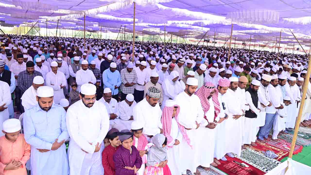 ప్రార్థనలు.. పలకరింపులు