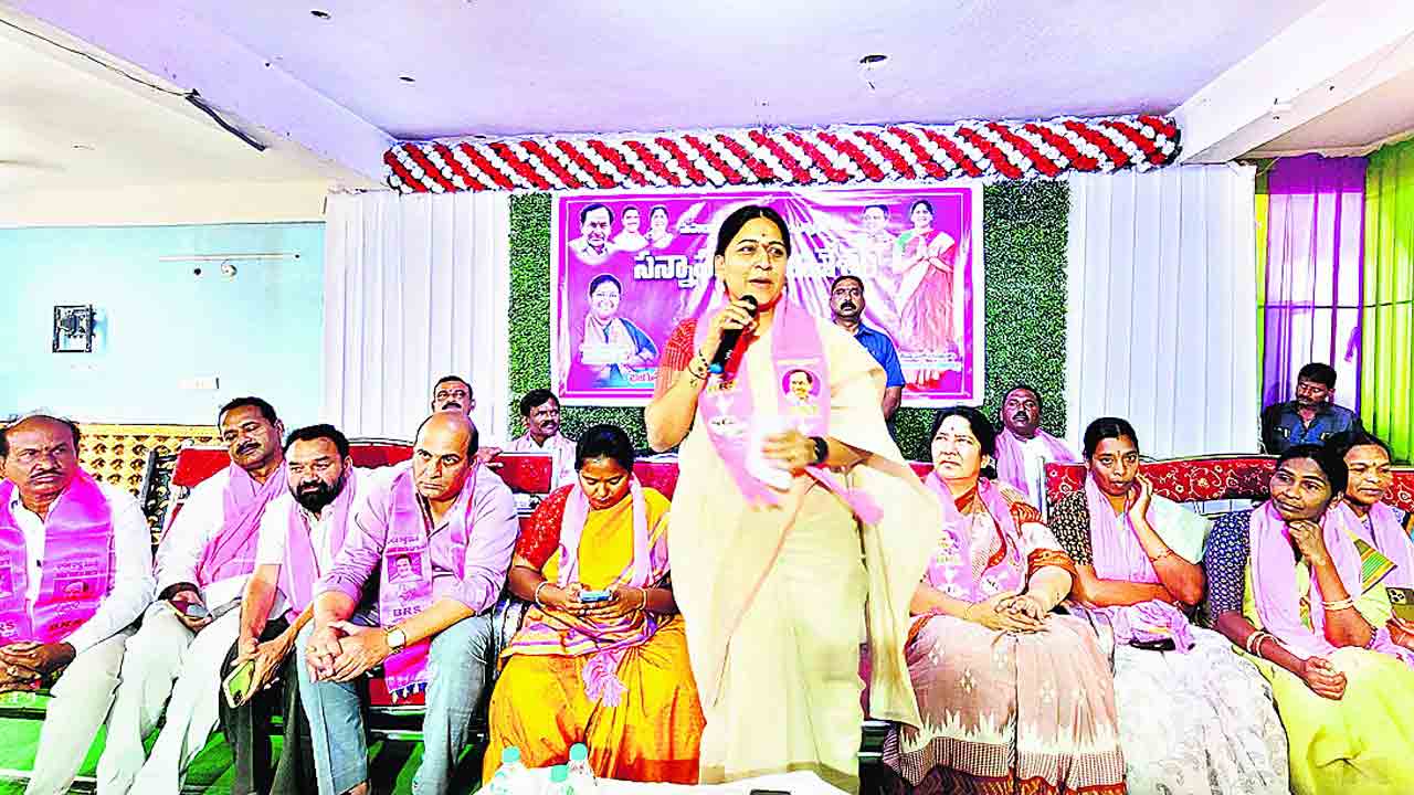 420 కాంగ్రెస్‌ను ఎండగట్టాలి