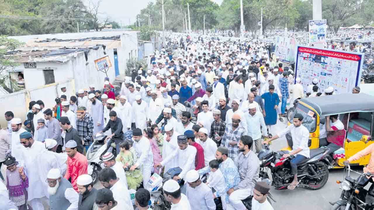 ఘనంగా ఈద్‌-ఉల్‌-ఫితర్‌