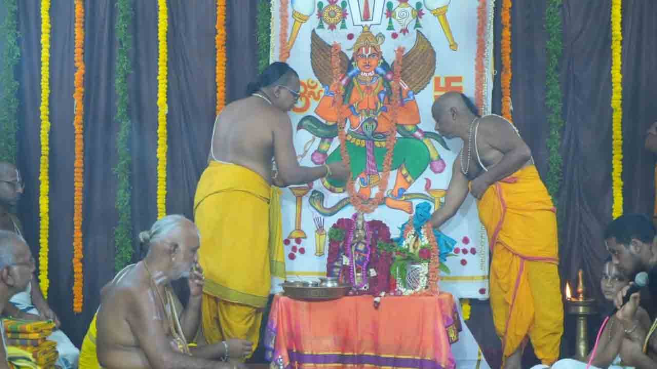 సంప్రదాయబద్ధంగా గరుడ ధ్వజ పట లేఖనం