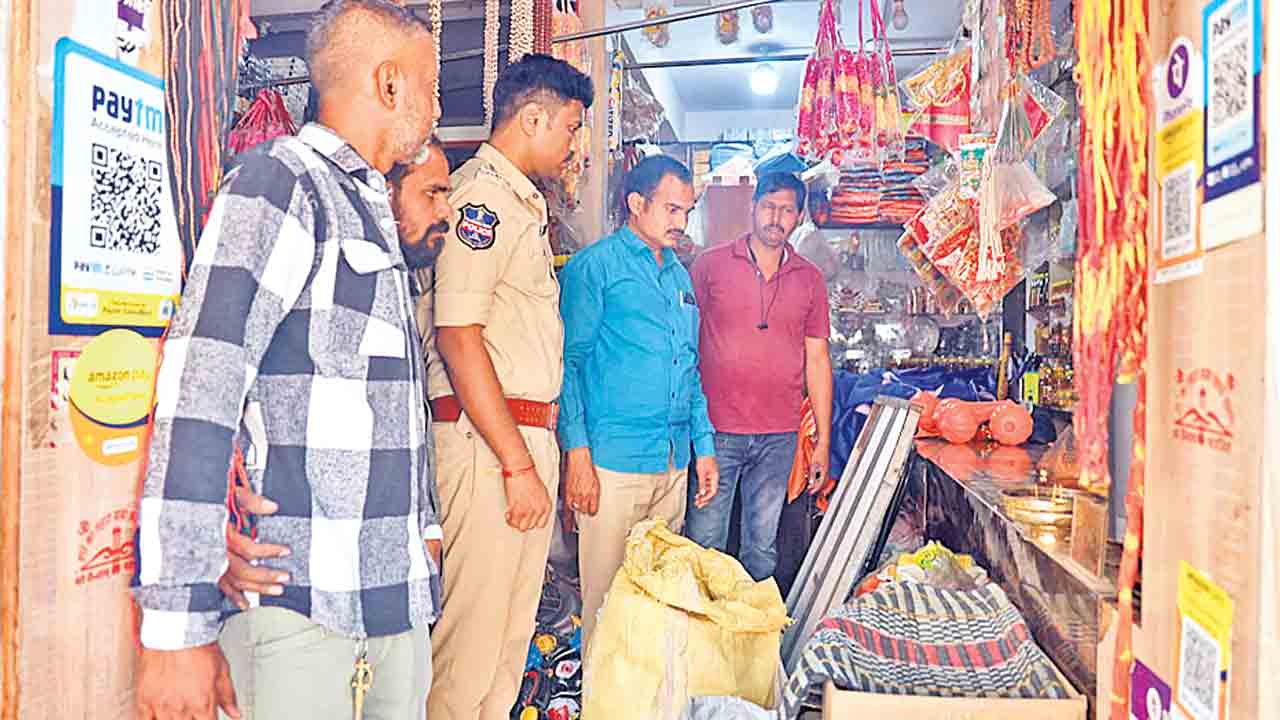 పొడి గంజాయి, చాక్లెట్లు స్వాధీనం