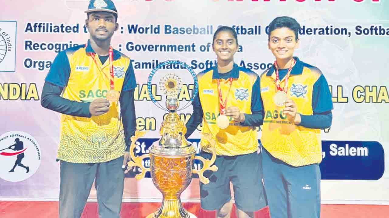 జాతీయ సాఫ్ట్బాల్ పోటీల్లో జిల్లా క్రీడాకారులకు బంగారు పతకాలు