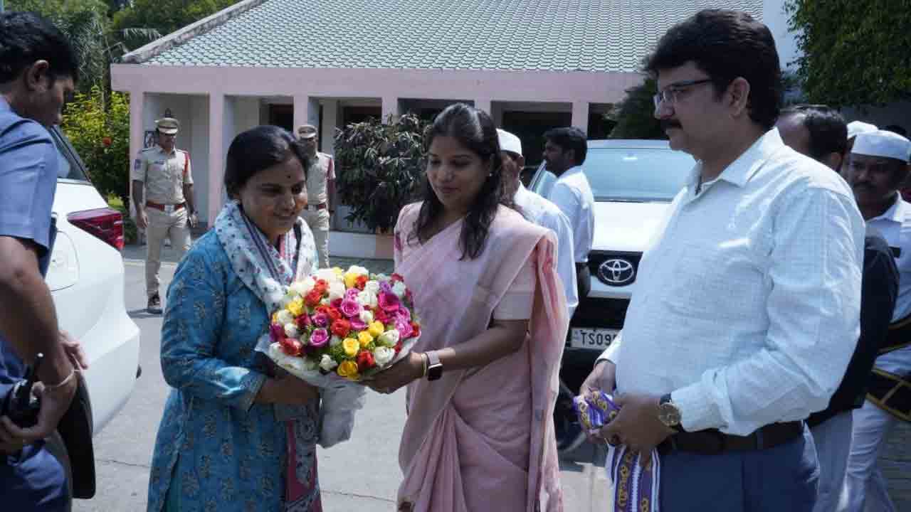 సీఎస్‌కు స్వాగతం పలికిన కమిషనర్‌, కలెక్టర్‌