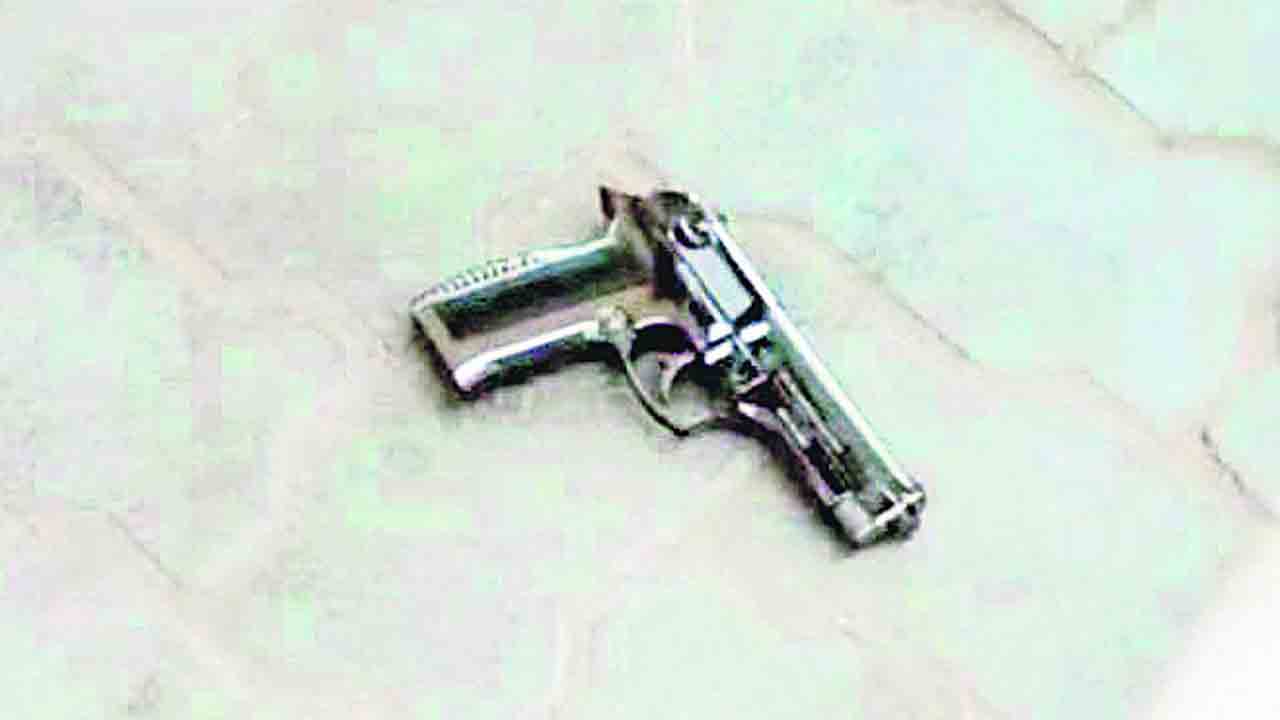 తుపాకీతో టీచర్‌ హల్‌చల్‌