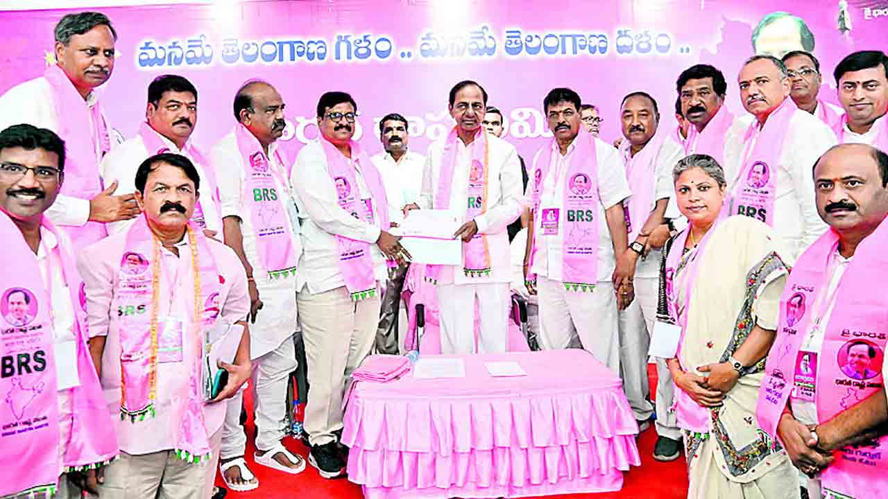 బీఆర్‌ఎస్‌ ఎంపీ అభ్యర్థులకు బీ ఫాంలు
