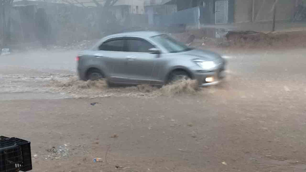 అకాల వర్షం.. అతలాకుతలం..